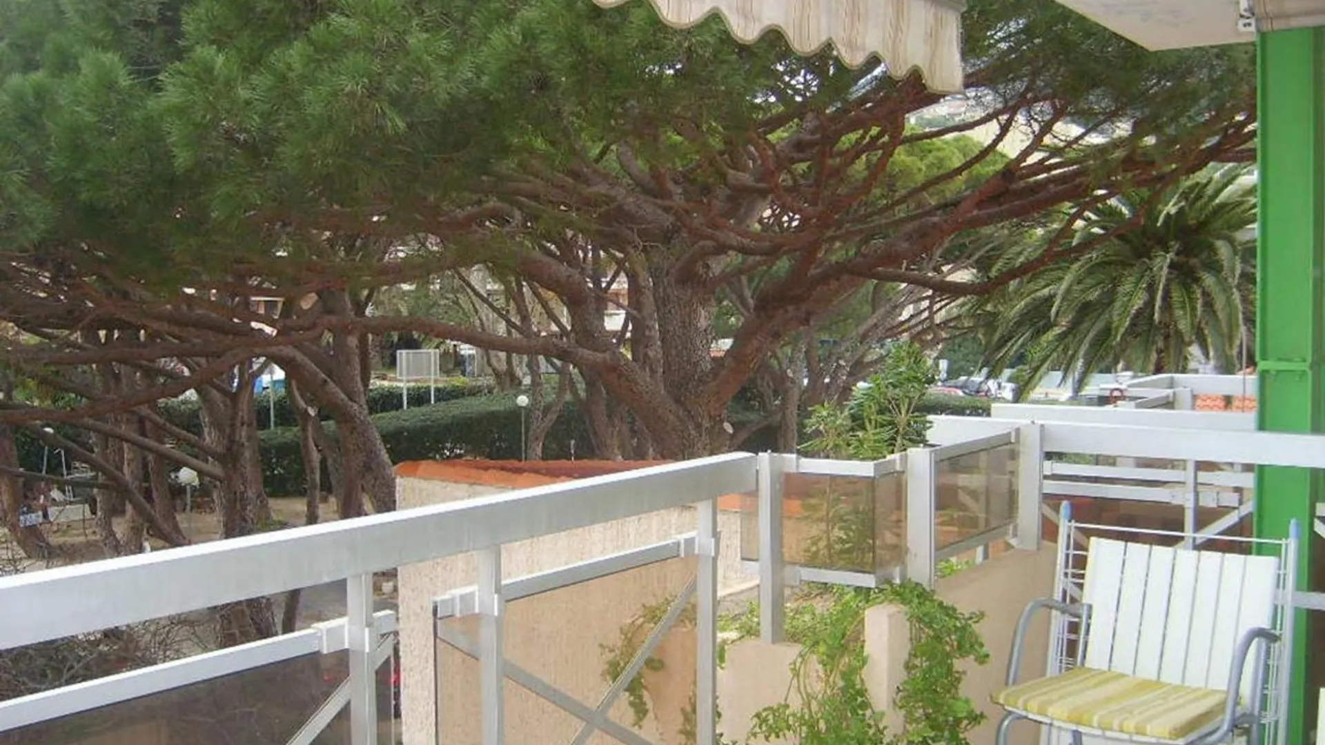 Apartment Lavandou: Studio Climatise, Terrasse, Proche Plage, 2 Pers. - Pas D'Animaux, Sans Parking - Fr-1-803-43 Le Lavandou